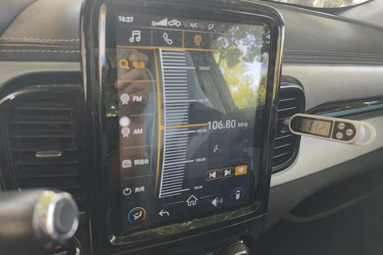 Used Chery QQ Little Ant 2022 Restyled Version Sweet Pink Edition Half-Sugar Version 30.6 kWh 30 kW 301 km Audio And AC Panel