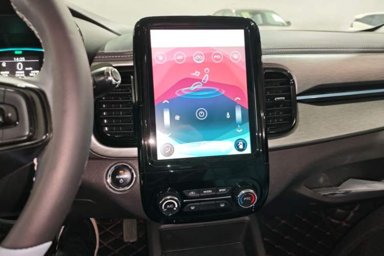 Used Chery QQ Little Ant 2022 Revised Version Sweet Pink Edition Half-Sugar Version Lithium Iron Phosphate 30.7 kWh 30 kW 301 km Audio And AC Panel
