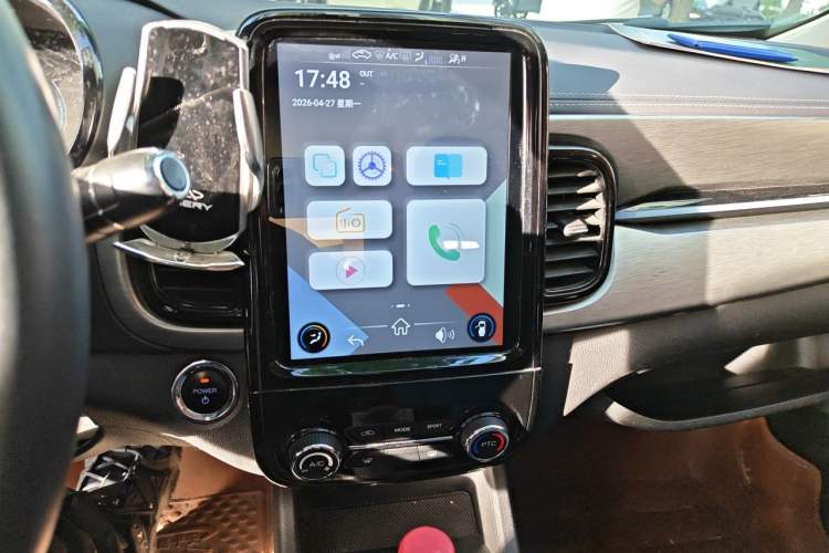 Used Chery QQ Little Ant 2022 Restyled Version Sweet Pink Edition Half-Sugar Version 28.8 kWh 30 kW 301 km Audio And AC Panel