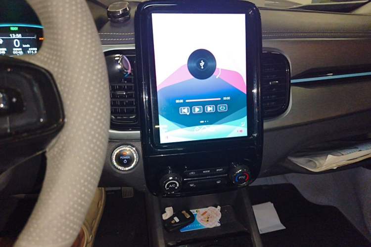 Used Chery QQ Little Ant 2022 Sweet Pink Edition Half-Sugar Version Lithium Iron Phosphate 29.2 kWh 30 kW 301 km Audio And AC Panel