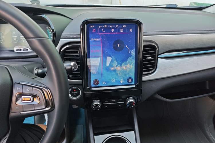 Used Chery QQ Little Ant 2022 Restyled Version Sweet Pink Edition Half-Sugar Version 30.6 kWh 30 kW 301 km Audio And AC Panel