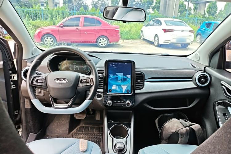 Used Chery QQ Little Ant 2022 Revised Version Sweet Pink Edition Half-Sugar Version Lithium Iron Phosphate 30.7 kWh 30 kW 301 km Center Console