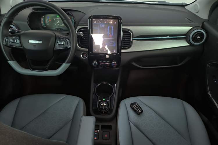 Used Chery QQ Little Ant 2022 Restyled Version Sweet Pink Edition Half-Sugar Version 30.6 kWh 30 kW 301 km Center Console