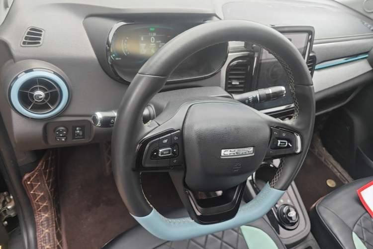 Used Chery QQ Little Ant 2022 Revised Version Sweet Pink Edition Half-Sugar Version Lithium Iron Phosphate 30.7 kWh 30 kW 301 km Center Console