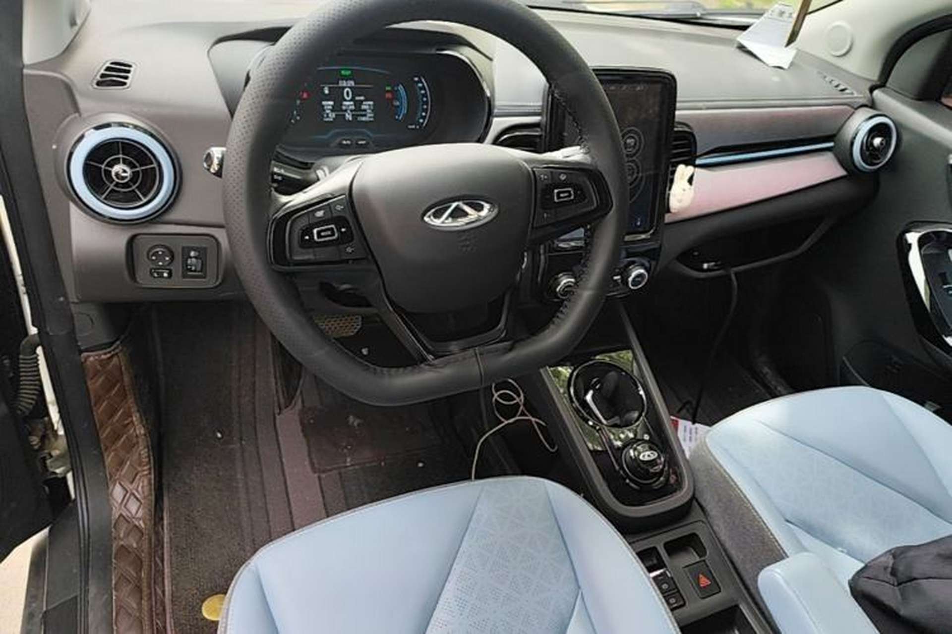 Used Chery QQ Little Ant 2022 Restyled Version Sweet Pink Edition Half-Sugar Version 28.8 kWh 30 kW 301 km Center Console