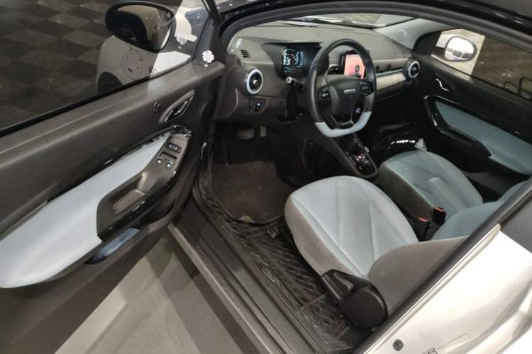 Used Chery QQ Little Ant 2022 Sweet Pink Edition Half-Sugar Version 3-Cell Lithium 30kW 301km Driver Seat