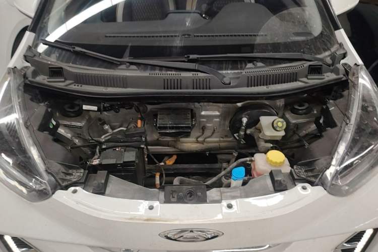 Used Chery QQ Little Ant 2022 Revised Version Sweet Pink Edition Half-Sugar Version Lithium Iron Phosphate 30.7 kWh 30 kW 301 km Engine Bay
