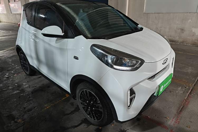 Used Chery QQ Little Ant 2022 Revised Version Sweet Pink Edition Half-Sugar Version Lithium Iron Phosphate 30.7 kWh 30 kW 301 km Front Right 45 Deg