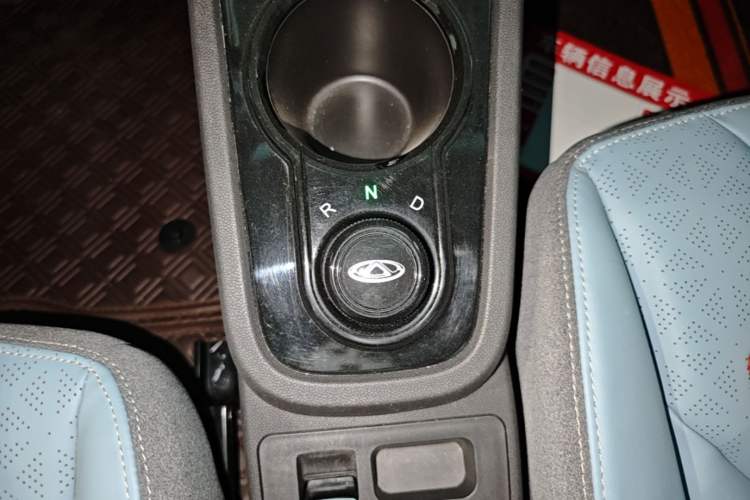 Used Chery QQ Little Ant 2022 Sweet Pink Edition Half-Sugar Version 3-Cell Lithium 30kW 301km Gear Lever