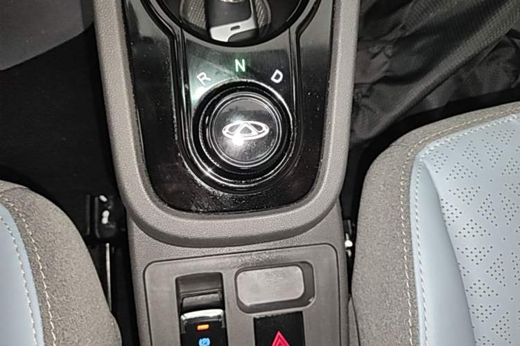 Used Chery QQ Little Ant 2022 Sweet Pink Edition Half-Sugar Version 3-Cell Lithium 30kW 301km Gear Lever