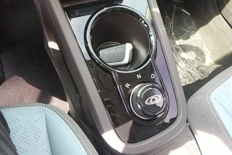 Used Chery QQ Little Ant 2022 Sweet Pink Edition Half-Sugar Version 3-Cell Lithium 30kW 301km Gear Lever