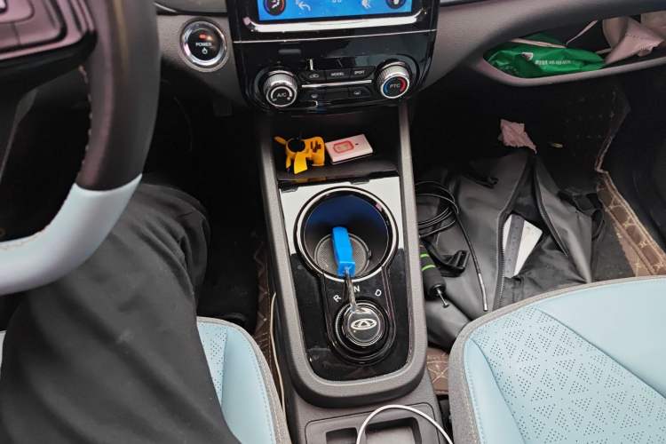 Used Chery QQ Little Ant 2022 Sweet Pink Edition Half-Sugar Version 3-Cell Lithium 30kW 301km Gear Lever