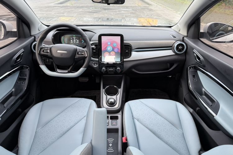 Used Chery QQ Little Ant 2022 Sweet Pink Edition Half-Sugar Version Lithium Iron Phosphate 30 kW 301 km Interior 2