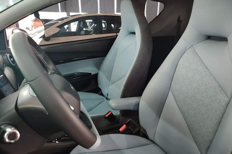 Used Chery QQ Little Ant 2022 Sweet Pink Edition Half-Sugar Version Lithium Iron Phosphate 29.2 kWh 30 kW 301 km Left Front Seat