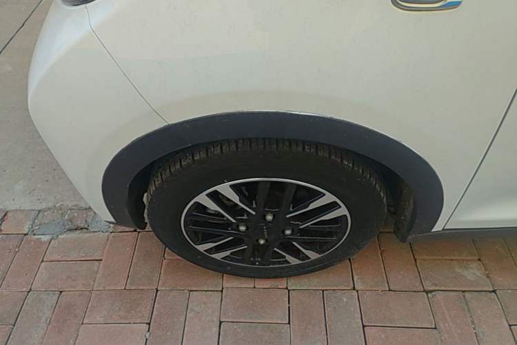Used Chery QQ Little Ant 2022 Revised Version Sweet Pink Edition Half-Sugar Version Lithium Iron Phosphate 30.7 kWh 30 kW 301 km Left Front Wheel Hub