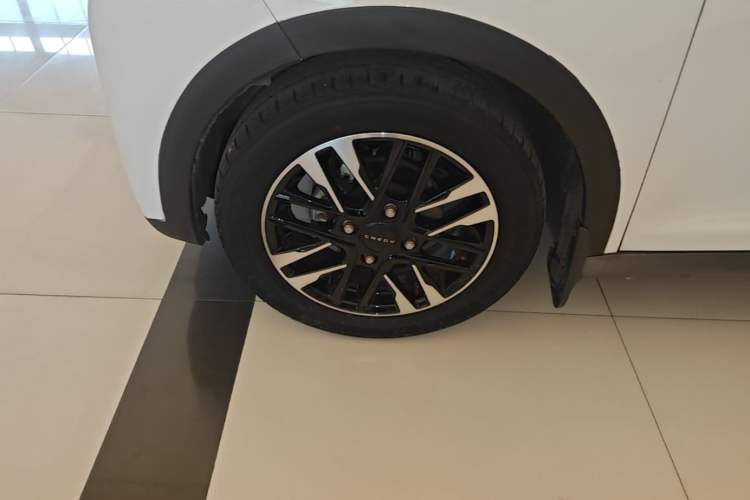 Used Chery QQ Little Ant 2022 Sweet Pink Edition Low-Sugar Version Lithium Iron Phosphate 30 kW 301 km Left Front Wheel Hub