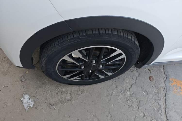 Used Chery QQ Little Ant 2022 Restyled Version Sweet Pink Edition Half-Sugar Version 30.6 kWh 30 kW 301 km Left Front Wheel Hub