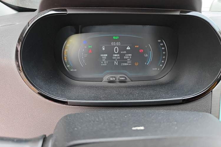 Used Chery QQ Little Ant 2022 Sweet Pink Edition Half-Sugar Version 3-Cell Lithium 30kW 301km Odometer Close Up