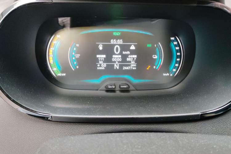 Used Chery QQ Little Ant 2022 Restyled Version Sweet Pink Edition Half-Sugar Version 30.6 kWh 30 kW 301 km Odometer Close Up