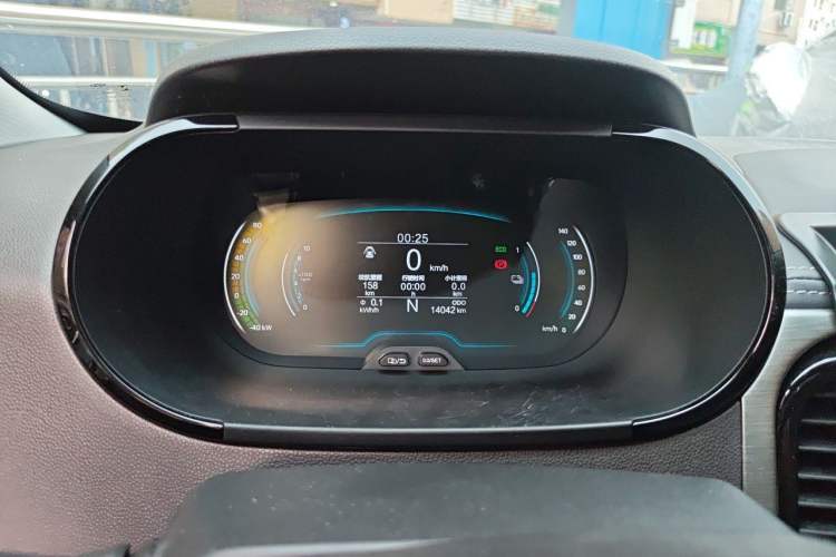 Used Chery QQ Little Ant 2022 Revised Version Sweet Pink Edition Half-Sugar Version Lithium Iron Phosphate 30.7 kWh 30 kW 301 km Odometer Close Up