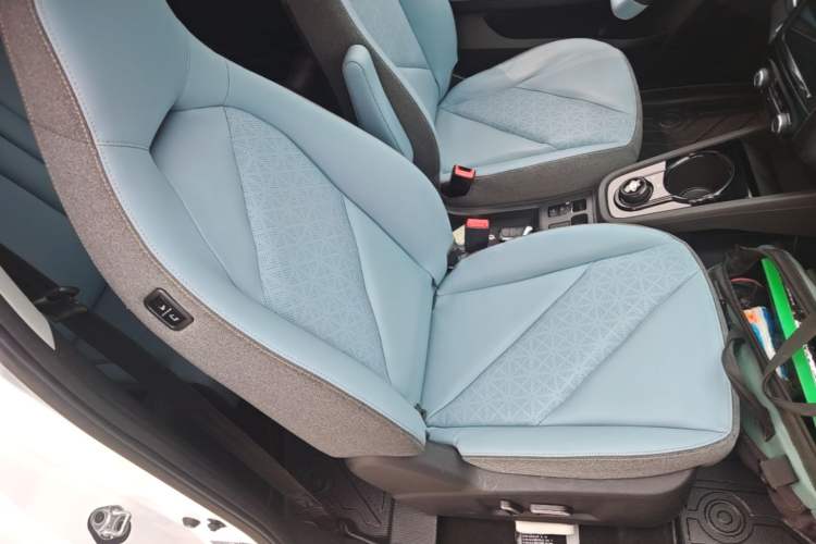 Used Chery QQ Little Ant 2022 Revised Version Sweet Pink Edition Half-Sugar Version Lithium Iron Phosphate 30.7 kWh 30 kW 301 km Right Front Seat