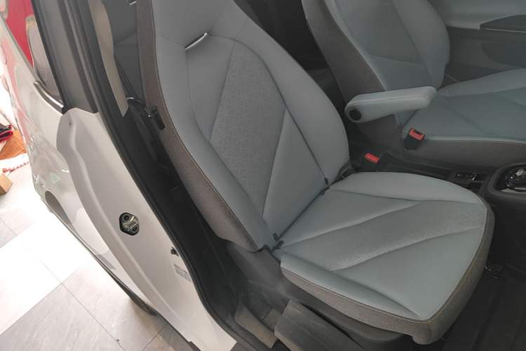 Used Chery QQ Little Ant 2022 Revised Version Sweet Pink Edition Half-Sugar Version Lithium Iron Phosphate 30.7 kWh 30 kW 301 km Right Front Seat