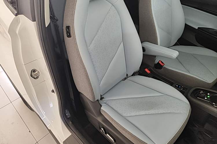 Used Chery QQ Little Ant 2022 Sweet Pink Edition Half-Sugar Version 3-Cell Lithium 30kW 301km Right Front Seat
