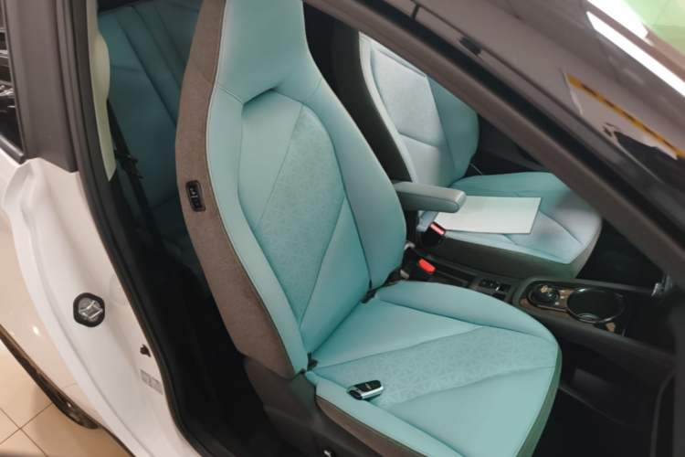 Used Chery QQ Little Ant 2022 Restyled Version Sweet Pink Edition Half-Sugar Version 28.8 kWh 30 kW 301 km Right Front Seat