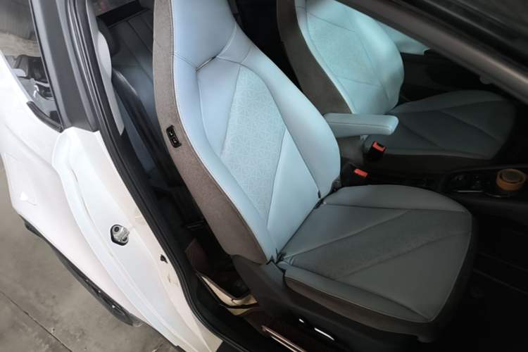 Used Chery QQ Little Ant 2022 Sweet Pink Edition Half-Sugar Version 3-Cell Lithium 30kW 301km Right Front Seat