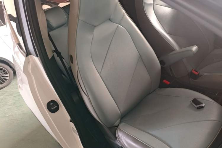 Used Chery QQ Little Ant 2022 Revised Version Sweet Pink Edition Half-Sugar Version Lithium Iron Phosphate 30.7 kWh 30 kW 301 km Right Front Seat