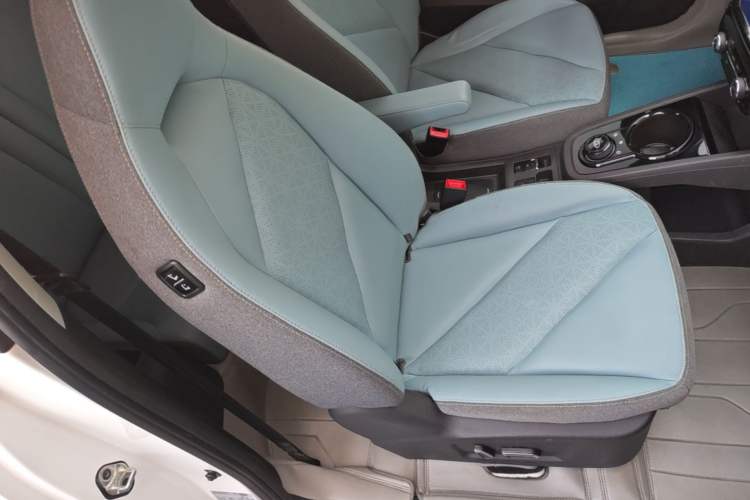 Used Chery QQ Little Ant 2022 Restyled Version Sweet Pink Edition Half-Sugar Version 30.6 kWh 30 kW 301 km Right Front Seat