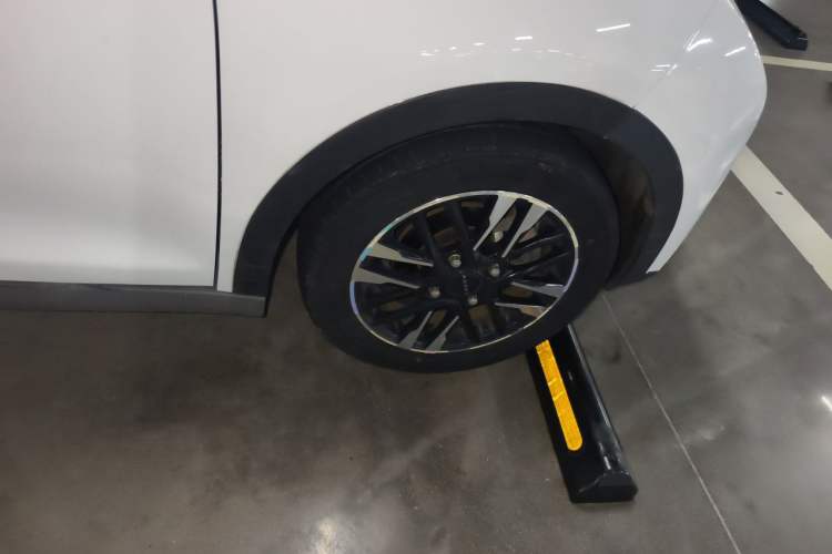 Used Chery QQ Little Ant 2022 Revised Version Sweet Pink Edition Half-Sugar Version Lithium Iron Phosphate 30.7 kWh 30 kW 301 km Right Front Wheel Hub