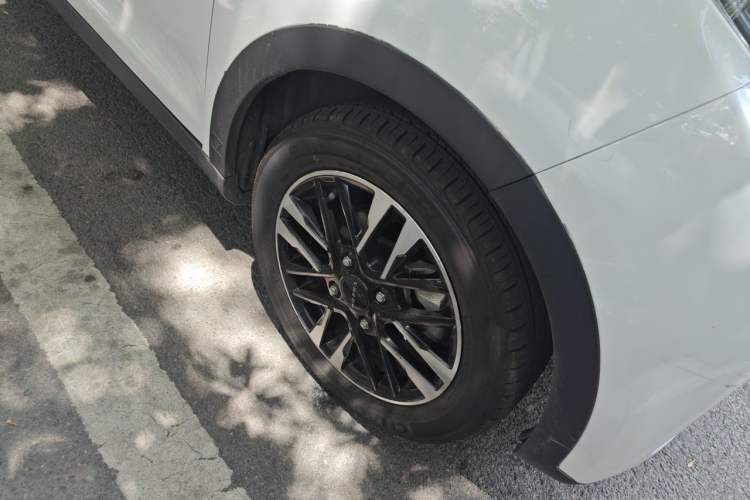 Used Chery QQ Little Ant 2022 Sweet Pink Edition Half-Sugar Version Lithium Iron Phosphate 29.2 kWh 30 kW 301 km Right Front Wheel Hub