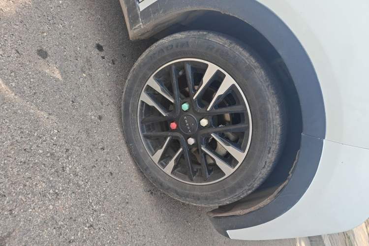 Used Chery QQ Little Ant 2022 Restyled Version Sweet Pink Edition Half-Sugar Version 30.6 kWh 30 kW 301 km Right Front Wheel Hub