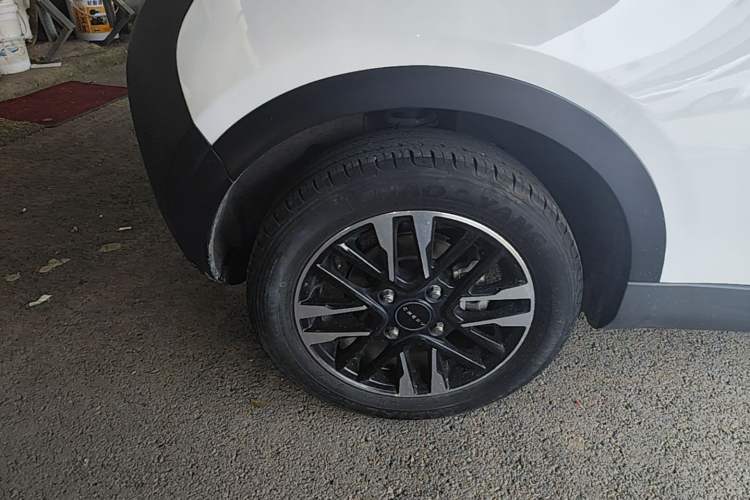 Used Chery QQ Little Ant 2022 Sweet Pink Edition Half-Sugar Version Lithium Iron Phosphate 29.2 kWh 30 kW 301 km Right Rear Wheel Hub