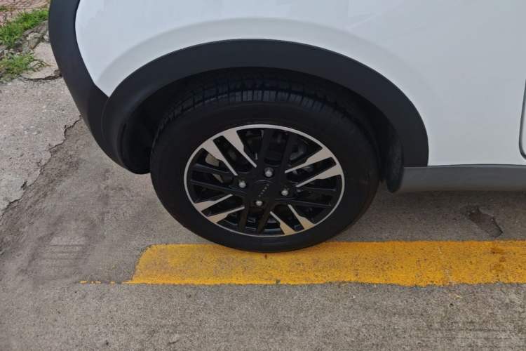Used Chery QQ Little Ant 2022 Revised Version Sweet Pink Edition Half-Sugar Version Lithium Iron Phosphate 30.7 kWh 30 kW 301 km Right Rear Wheel Hub
