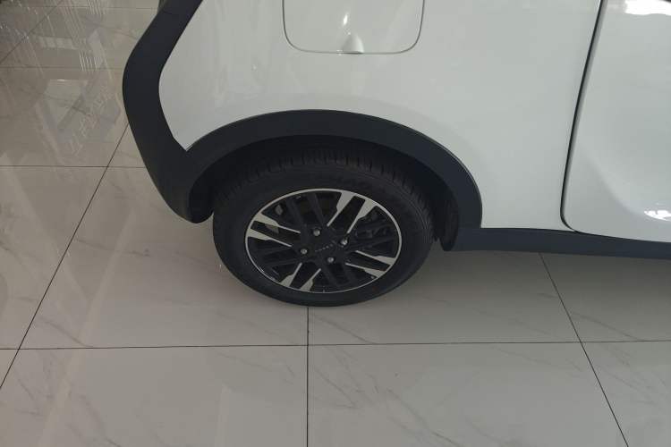 Used Chery QQ Little Ant 2022 Restyled Version Sweet Pink Edition Half-Sugar Version 30.6 kWh 30 kW 301 km Right Rear Wheel Hub
