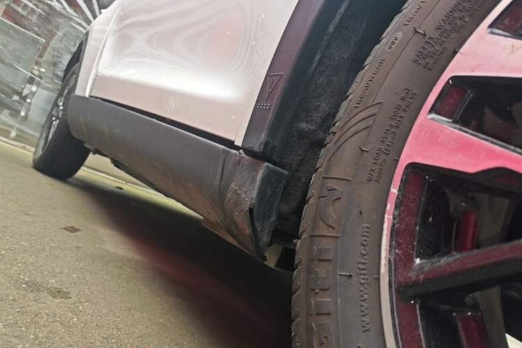 Used Chery QQ Little Ant 2022 Sweet Pink Edition Half-Sugar Version Lithium Iron Phosphate 30 kW 301 km Right Side Sill