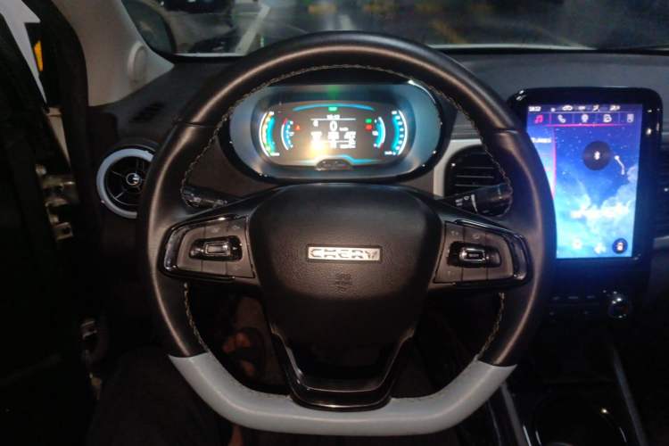 Used Chery QQ Little Ant 2022 Revised Version Sweet Pink Edition Half-Sugar Version Lithium Iron Phosphate 30.7 kWh 30 kW 301 km Steering Wheel