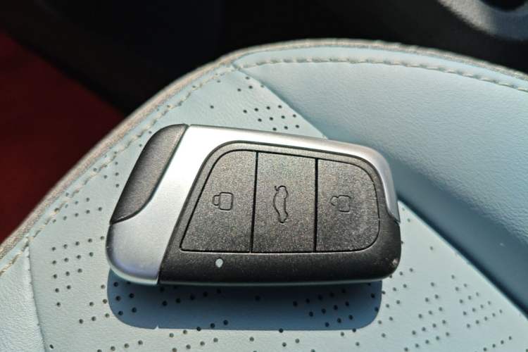 Used Chery QQ Little Ant 2022 Restyled Version Sweet Pink Edition Half-Sugar Version 30.6 kWh 30 kW 301 km Vehicle Key
