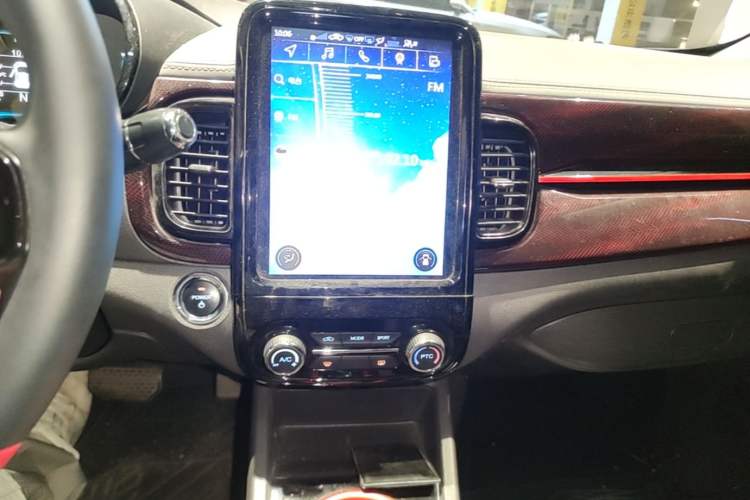 Used Chery QQ Little Ant 2022 Updated Version Sweet Pink Edition Full-Sugar Version 30.6 kWh 30 kW 301 km Audio And AC Panel