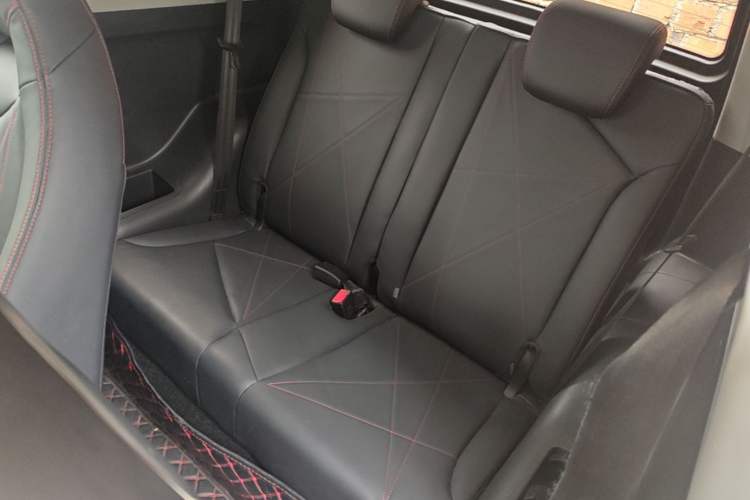 Used Chery QQ Little Ant 2022 Sweet Pink Edition Half-Sugar Version 3-Cell Lithium 30kW 301km Left Rear Seat