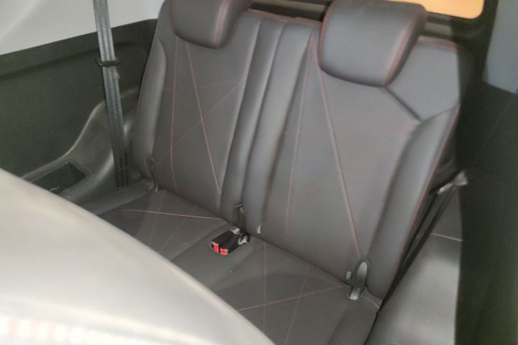 Used Chery QQ Little Ant 2022 Updated Version Sweet Pink Edition Full-Sugar Version 30.6 kWh 30 kW 301 km Left Rear Seat