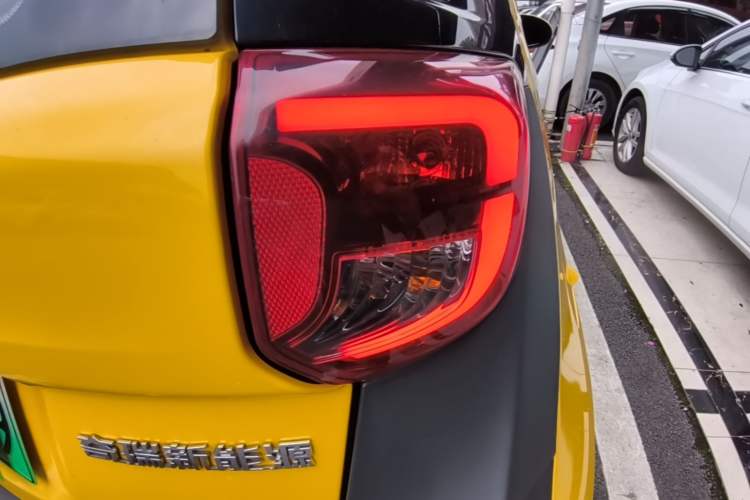 Used Chery QQ Little Ant 2022 Revised Version Sweet Pink Edition Half-Sugar Version Lithium Iron Phosphate 30.7 kWh 30 kW 301 km Right Rear Taillight