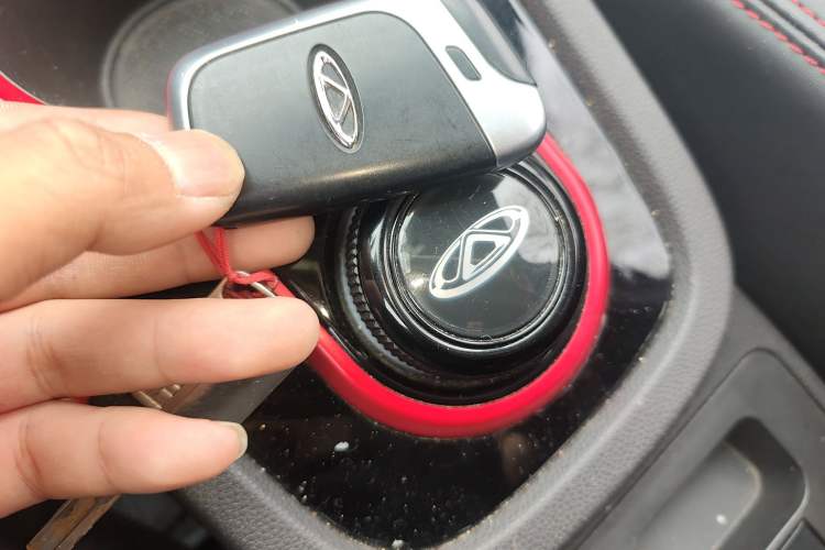 Used Chery QQ Little Ant 2022 Sweet Pink Edition Half-Sugar Version 3-Cell Lithium 30kW 301km Vehicle Key