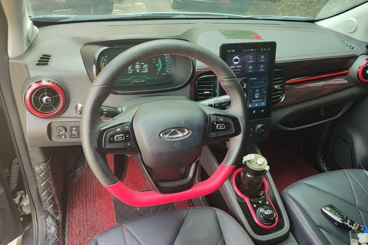 Used Chery QQ Little Ant 2023 Updated Version 251 km Love Edition Lithium Iron Phosphate Center Console
