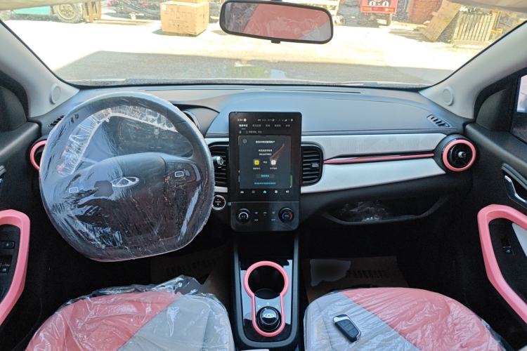 Used Chery QQ Little Ant 2024 Revised Version Youth Edition 251 km True Love Edition 25.05 kWh Center Console