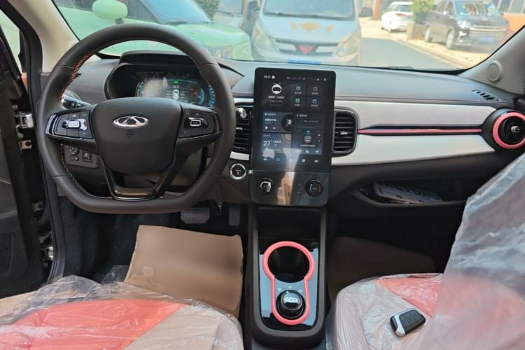 Used Chery QQ Little Ant 2024 Revised Version Youth Edition 251 km True Love Edition 25.05 kWh Center Console