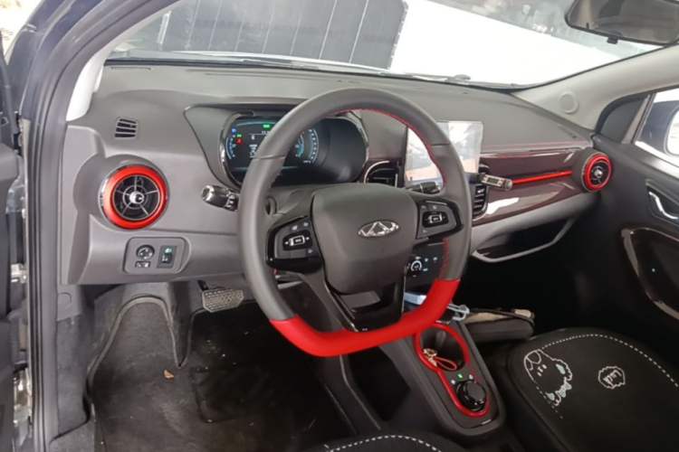 Used Chery QQ Little Ant 2024 Revised Version Youth Edition 251 km True Love Edition 25.05 kWh Center Console