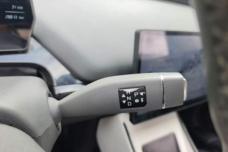 Used Chery QQ Little Ant 2024 Youth Edition 321 km Range Cool Love Version 29.23 kWh Gear Lever